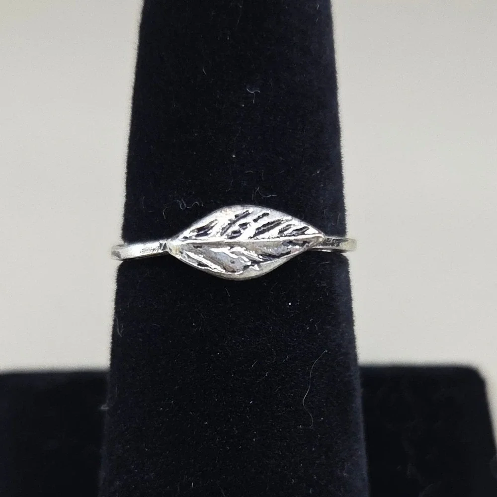 Silver‎ Tone Leaf Motif Stackable Minimalist Band Ring Size 7.5
